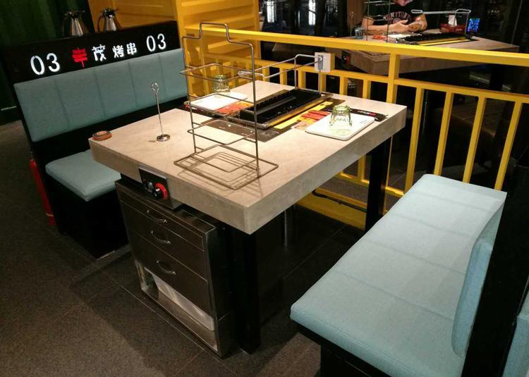 加盟全自動無煙燒烤店怎么選擇全自動翻轉燒烤設備